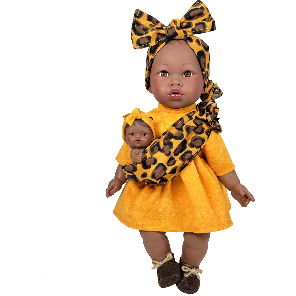 Nines Artesanals d'Onil Toys & Games Toys>Dolls, Playsets & Toy Figures>Dolls Alika Puppe mit Baby (afrikanisch mit orangefarbenem Schal)