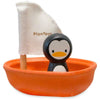 Plan Toys Spielzeug & Spiele> Spielzeug> Badespielzeug > nachhaltiger Produktion > Bunt und niedlich > Fördert die Motorik Badewannenspielzeug Segelboot Pinguin